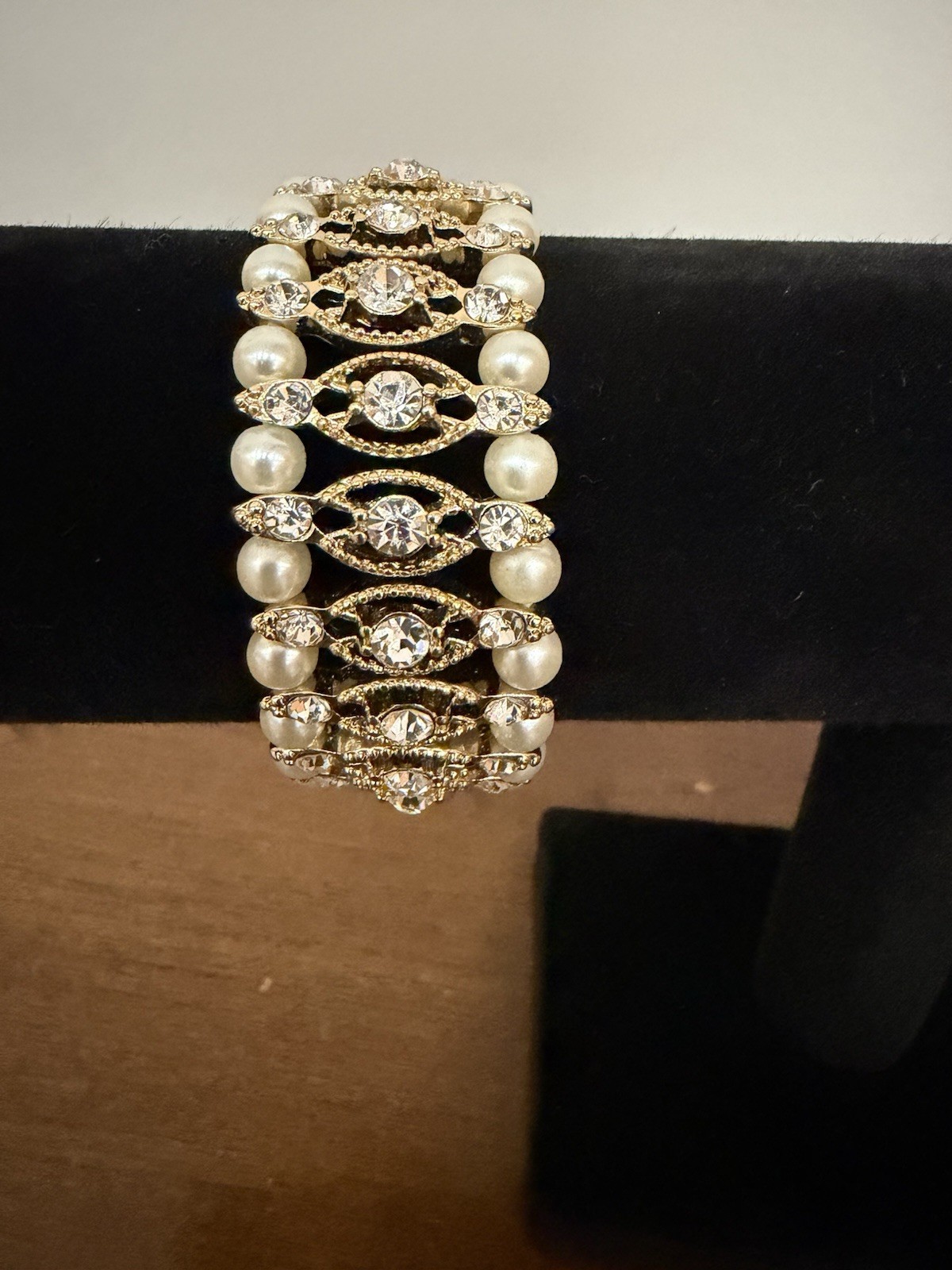 Gold Tone Faux Pearl & Rhinestone Stretch Bracelet Excellent Condition
