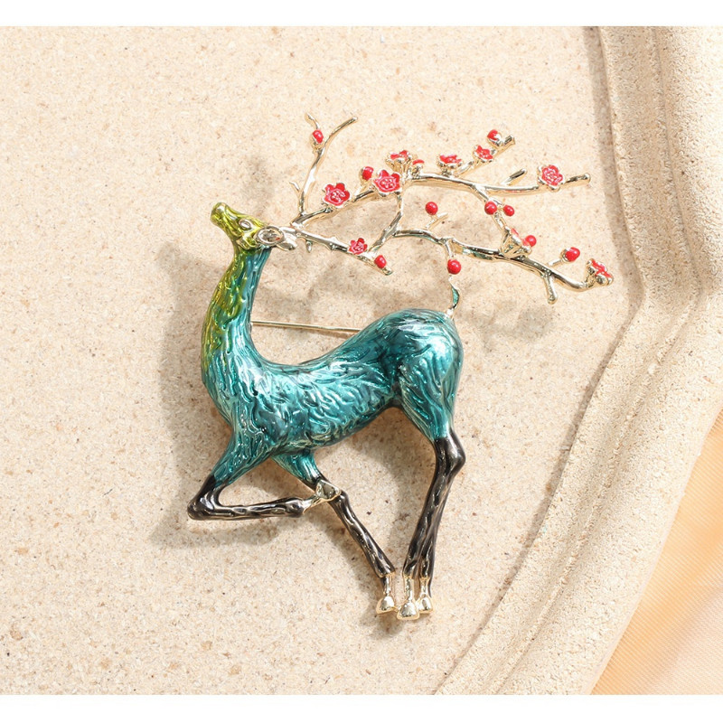 Christmas Deer Brooch Enamel Reindeer Cute Beautiful Animal Pin Jewelry Pins