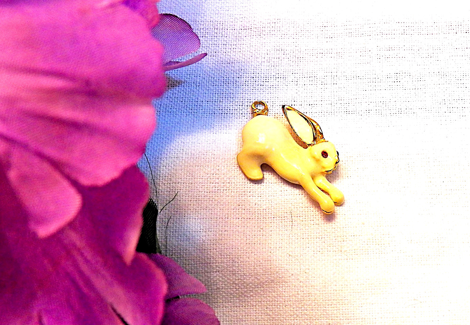 CLASSIC EASTER CHARM RABBIT EARS WHITE BUNNY ENAMEL OVERLAY RHINESTONE EYE SH262