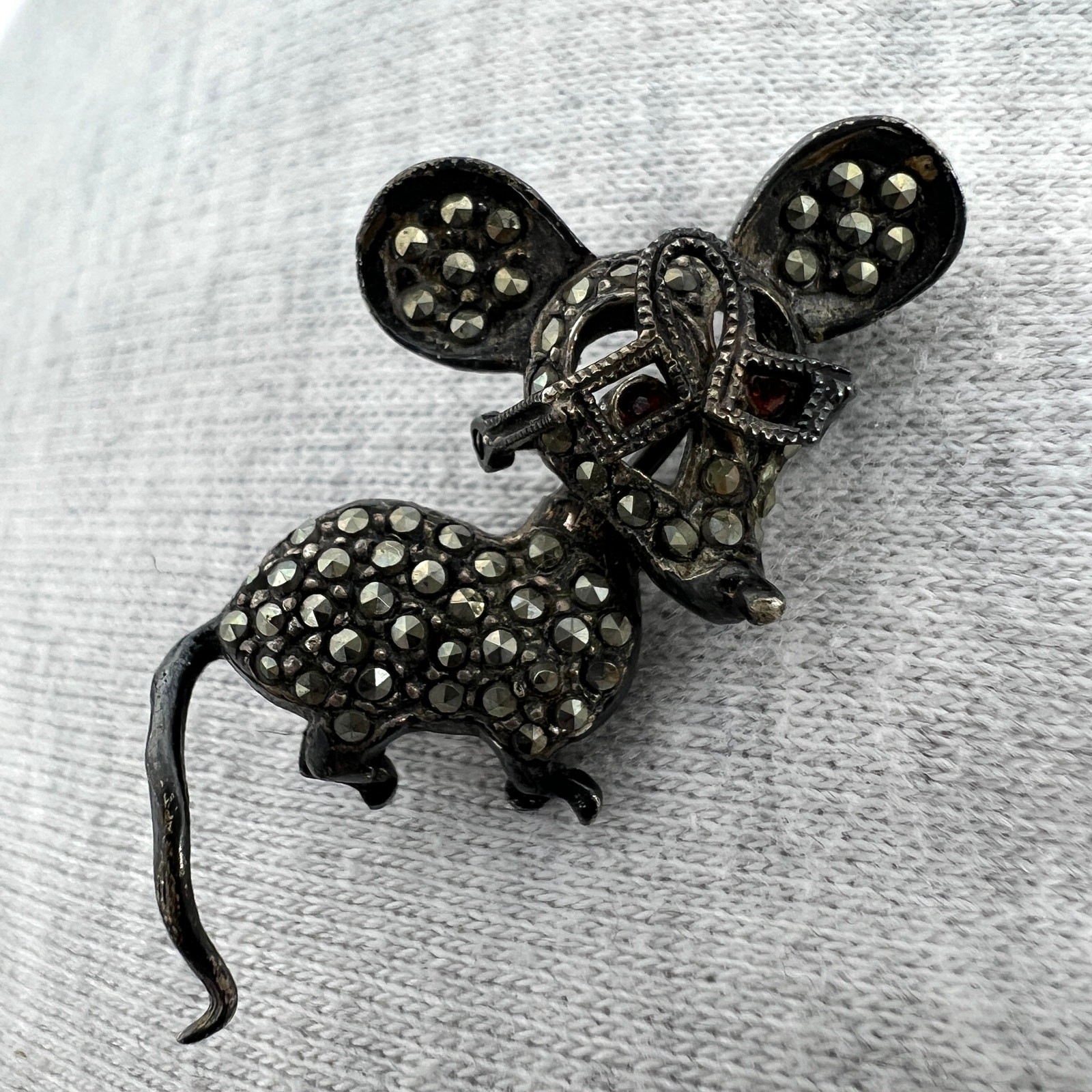 Vintage Marcasite Studded Garnet Eyed Mouse Brooch Sterling Silver 1″ **READ**