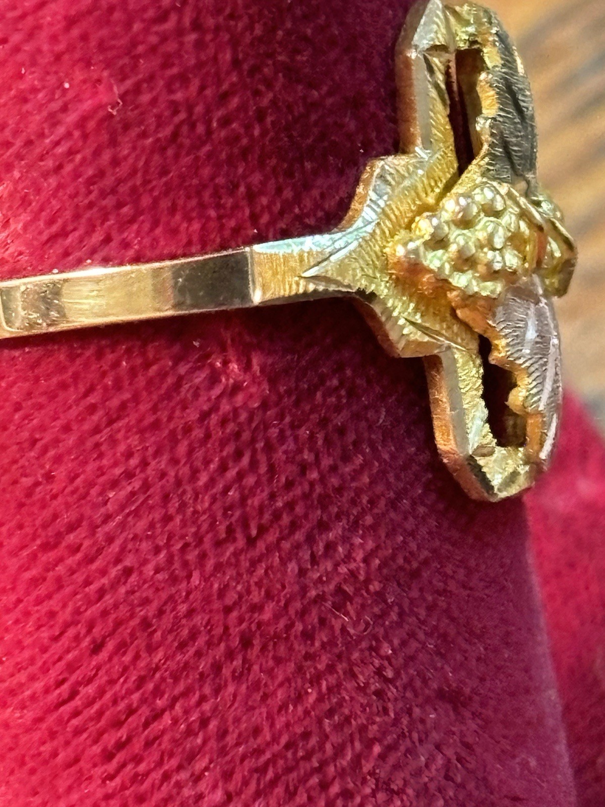 Landstrom’s 10K Solid Gold Black Hills Gold Ring size 7.25