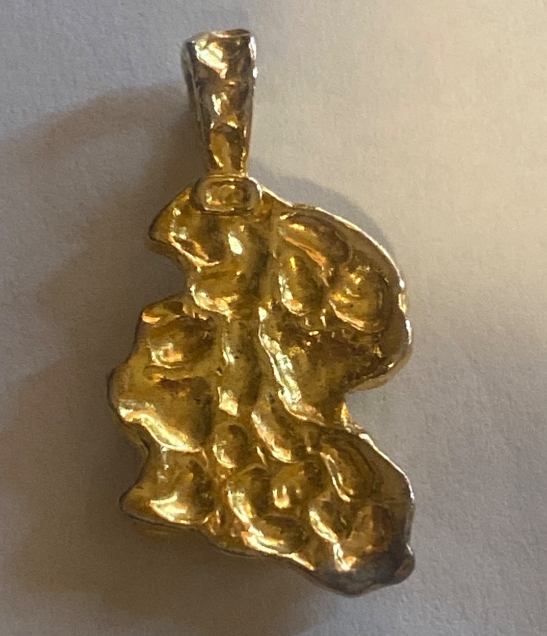 AFRICAN SHAPED GOLD TONE NUGGET 3 COLRFUL STONES PENDANT 30mm