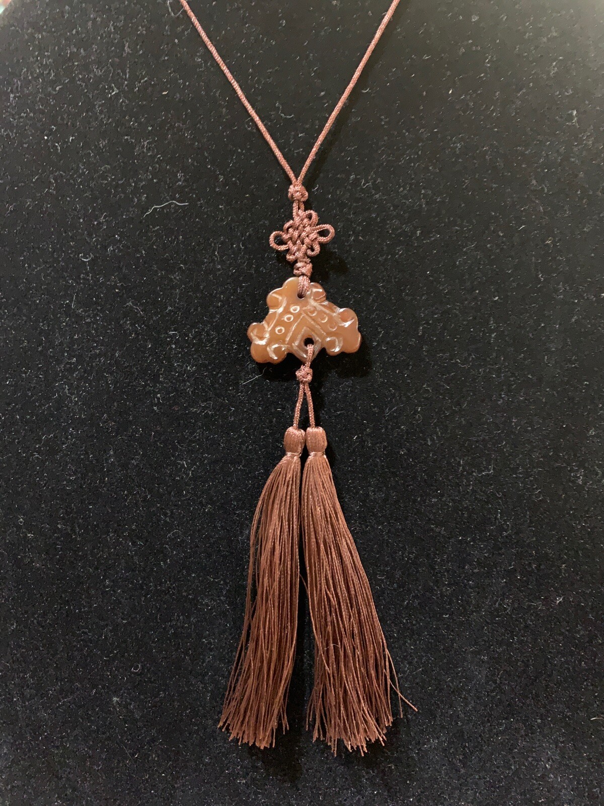 19″ VINTAGE CHINESE EXPORT CARVED SERPENTINE STONE CHIME TASSEL PENDANT NECKLACE