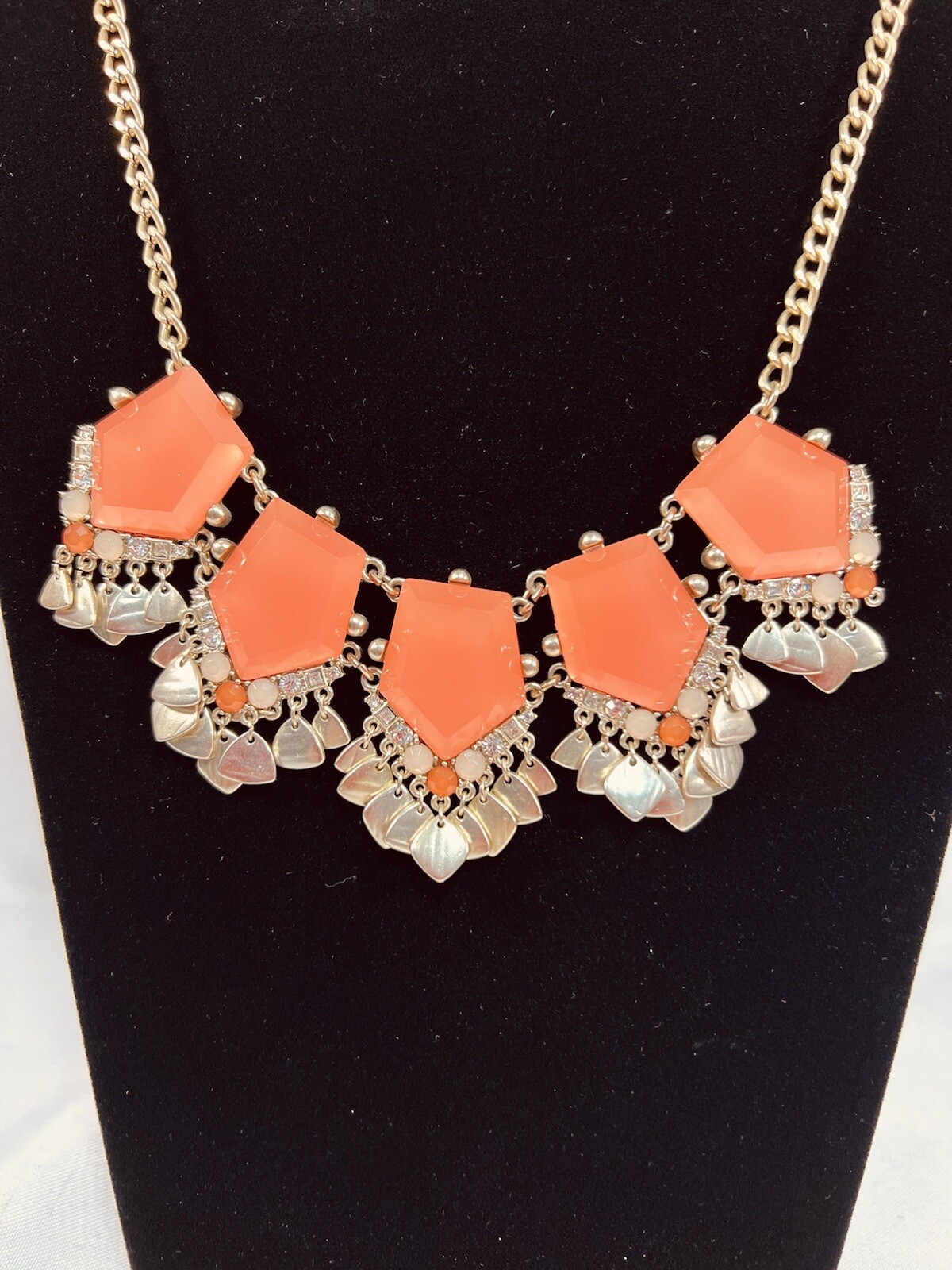 ANN TAYLOR LOFT Gold CHAIN 18” STATEMENT NECKLACE Coral GEM RHINESTONE 3” Extend