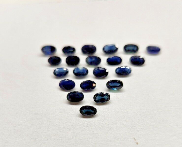 BLUE SAPPHIRES. 5X3MM OVAL SHAPED 21 pcs GENUINE SAPPHIRES. approx 7. cts t.w.