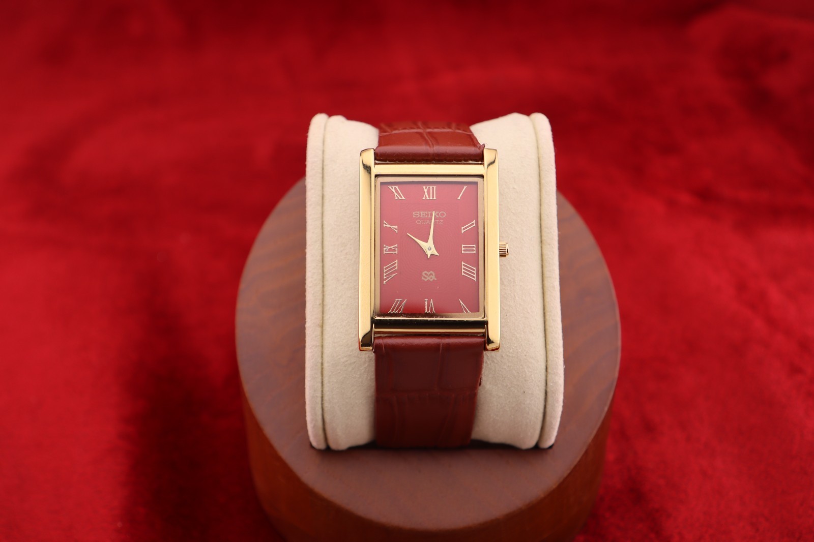 ⌚✨ Vintage Seiko Slim Quartz Gentlemen’s Red Dial ,Light Brown Dress Watch