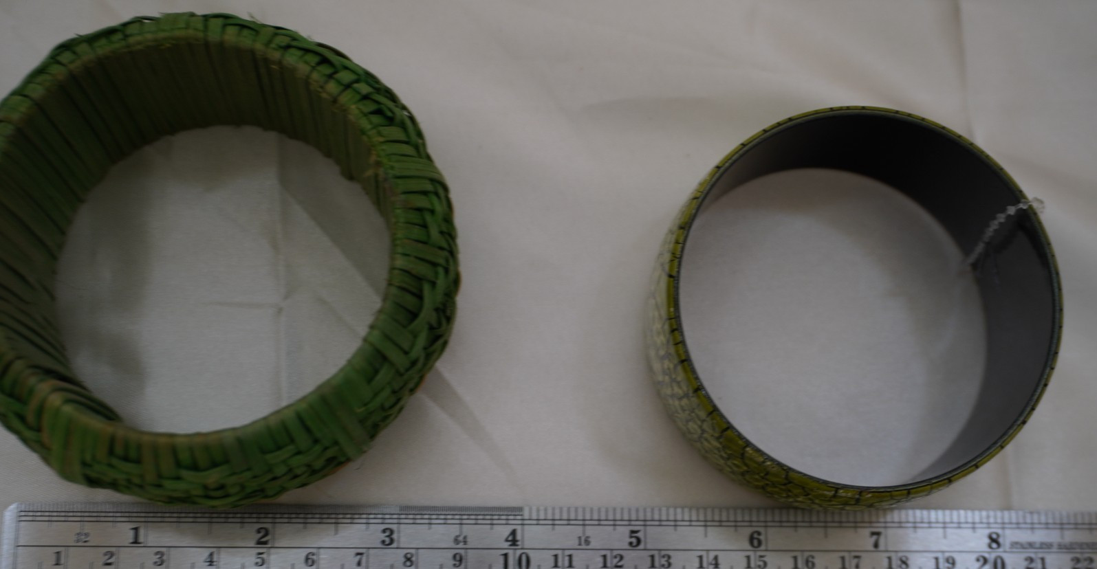 VTG Boho Lime Green Bangle Set – Woven Raffia Straw & Crackle Texture Cuff 2pc