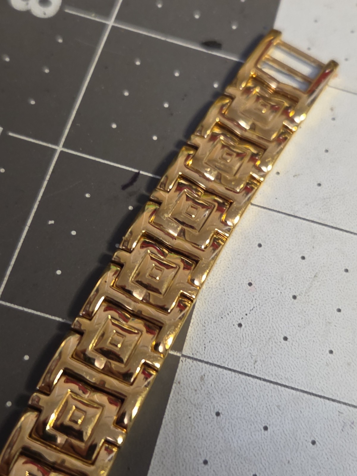 Vtg 2000 BULOVA Ladies 16mm Watch Gold Tone DIAMONDS Bezel MOP Tank 7.5″ – RUNS