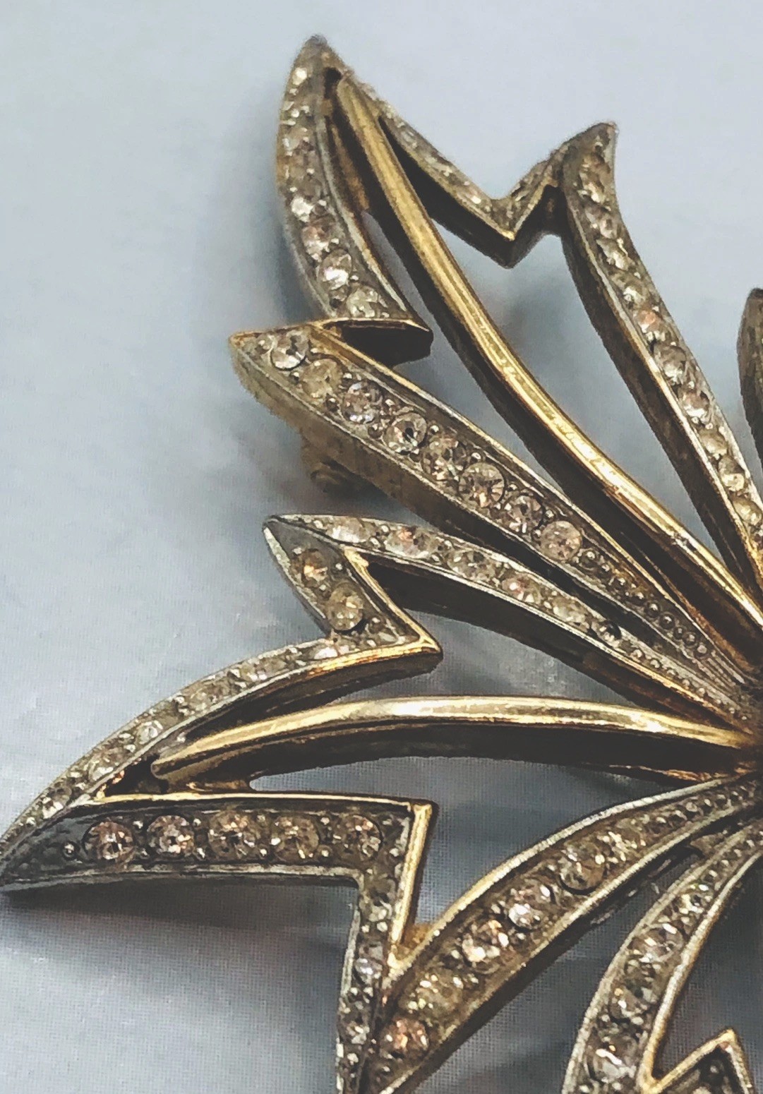Vtg R.MANDLE Gold Tone Leaf Brooch Rhinestones Center Pearl.