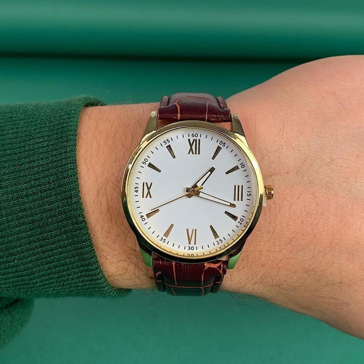 Minimalistic essential vintage style gold and leather style band watch. 9 inches