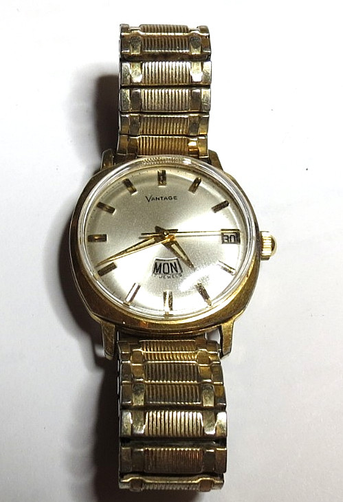 MEN’S VANTAGE BY HAMILTON 17’J STANDARD TIME 1i5 DAY/DATE GOLD TONE WRISWATCH