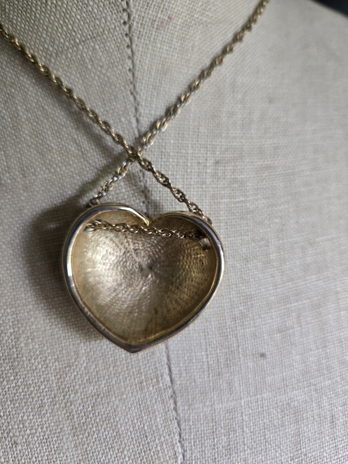 Costume Jewelry Chunky Heart Necklace Gold Tone 16″ Chain. Heart 1.25″ X 1.25″