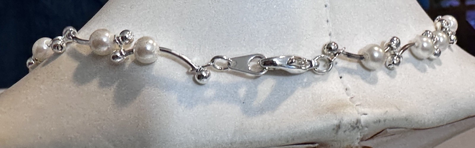 Elegant Twisted Faux Pearl Necklace with Silver-Tone Finish