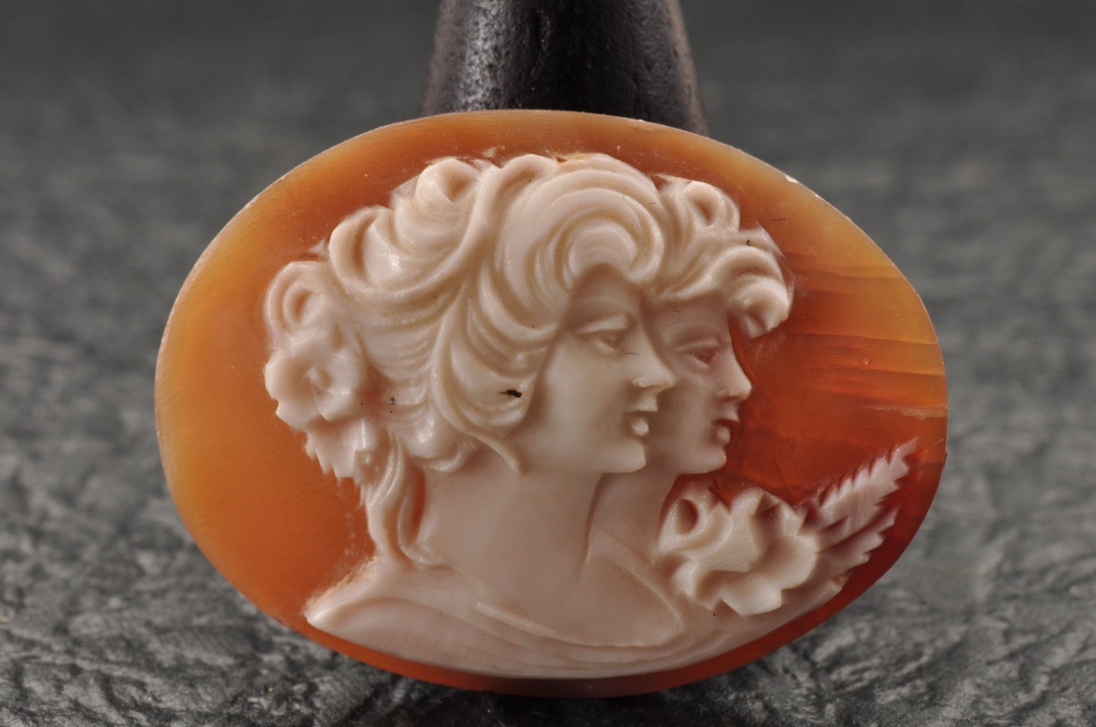 9 items , vintage shell cameo White and brown color (Total 188.5ct) with case.