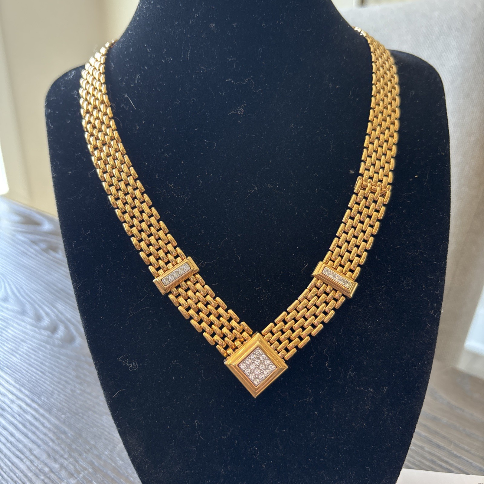 AVON Vintage 84’ V Shape Pave Rhinestone Push Lock Gold Tone Necklace New In Box