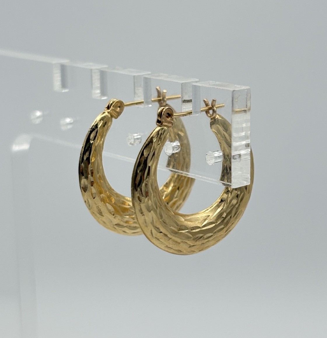 Vintage Pair 14K Gold Diamond Cut Hoop Earrings Lever Back Closure 1.77 Grams