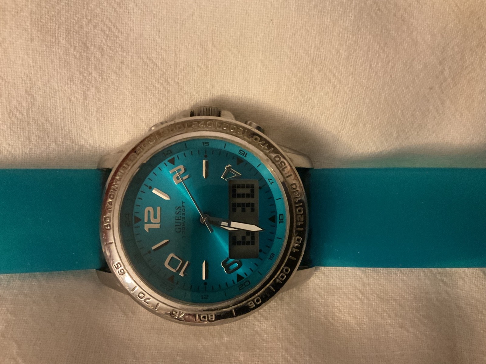 Guess waterpro 100 meter/330 feet water resistant wrist watch. New battery.