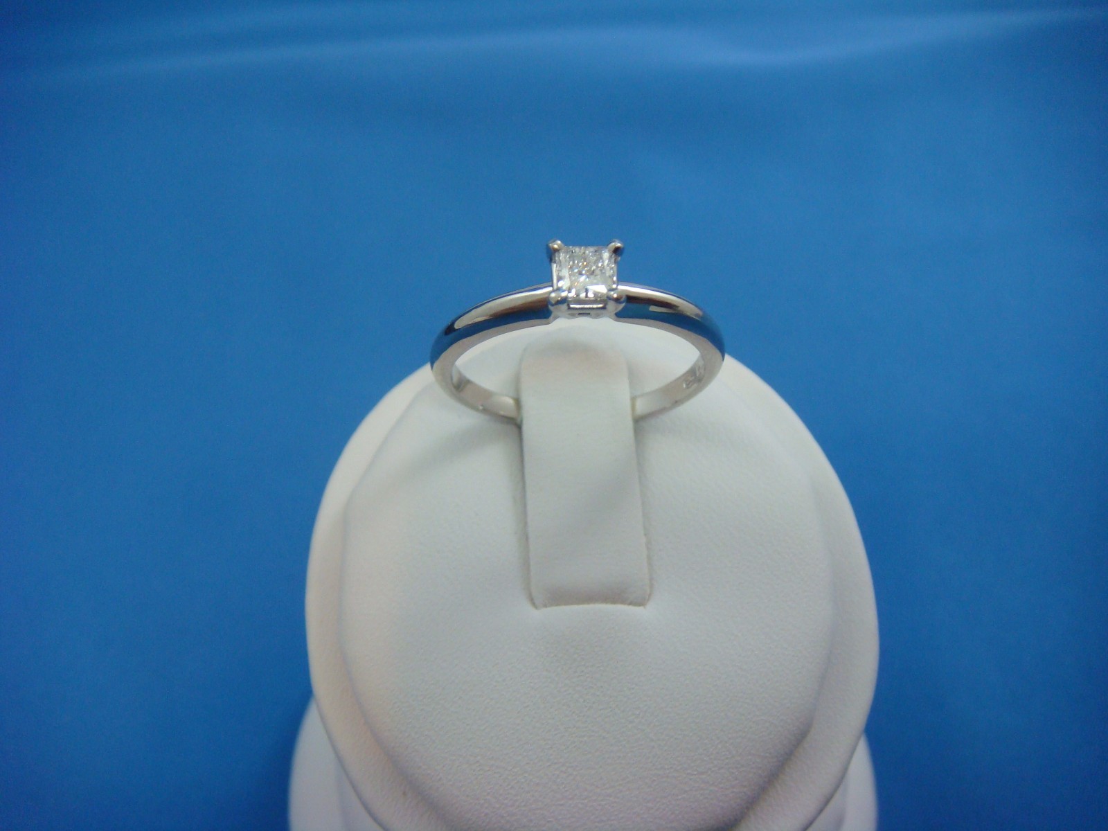 GIA VVS2 E-COLOR 0.27CT PRINCESS CUT CLASSIC ENGAGEMENT RING IN PLATINUM SETTING