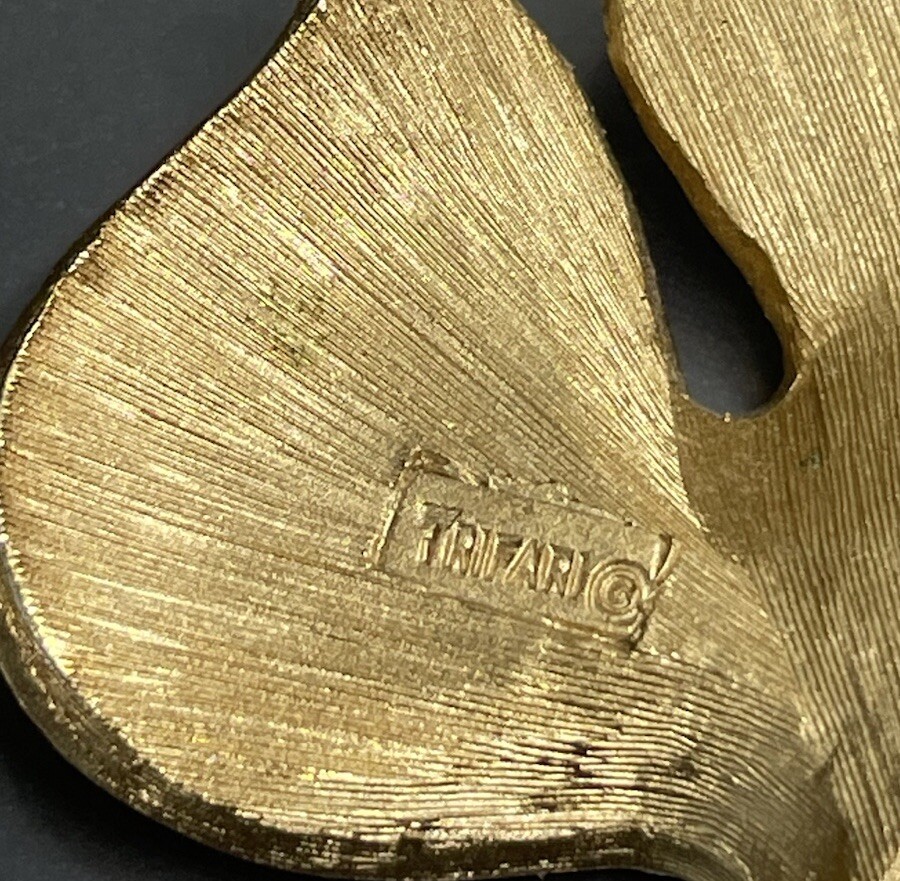 Vintage Crown Trifari Brushed Shiny Gold Tone Leaf Plant Brooch Pin 1 3/4”