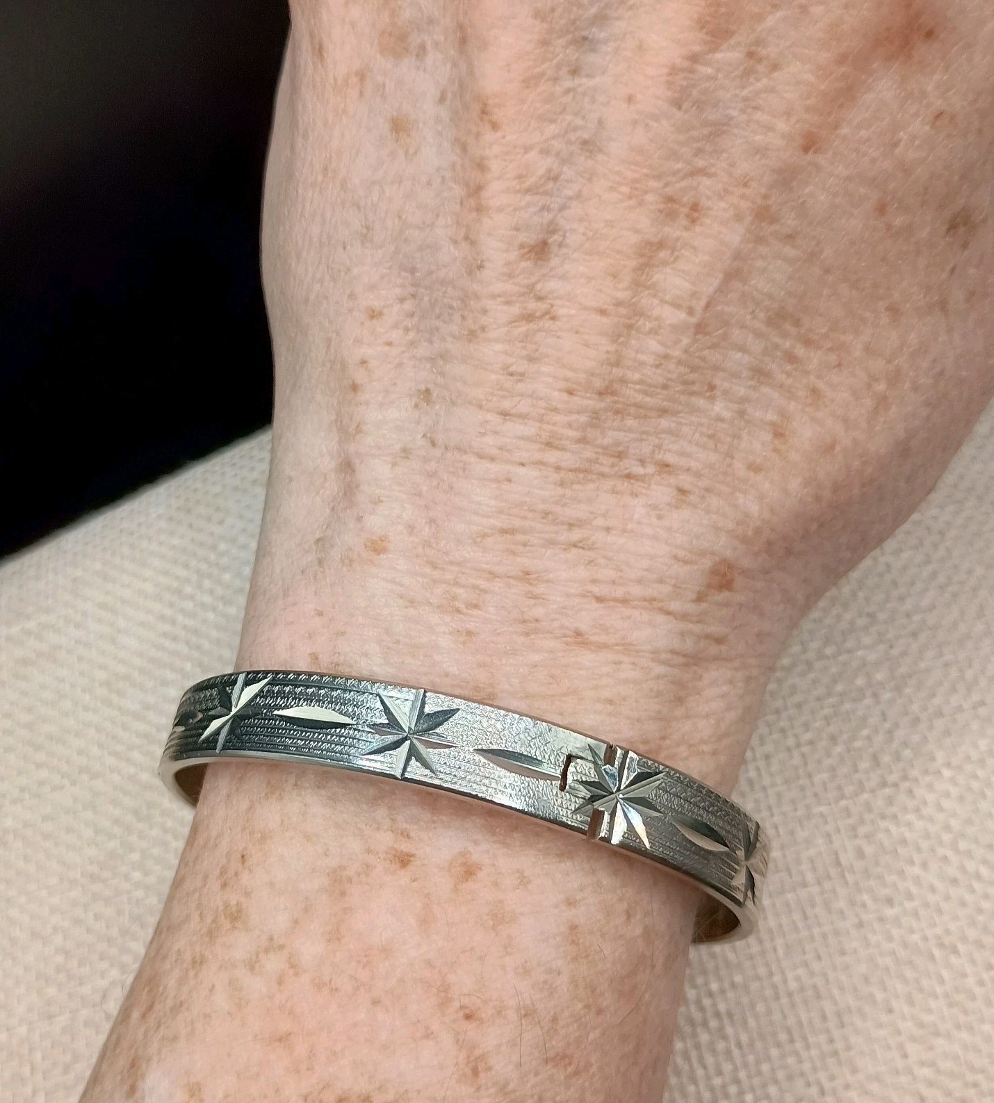 Vintage Silver Tone Hinged Bangle Bracelet 7″ Etched Stars Celestial Push Lock