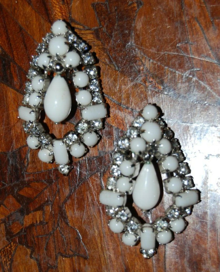 ELEGANT VTG RHINESTONE COUTURE WHITE CABOCHONS RHINESTONES DANGLE CLIP EARRINGS