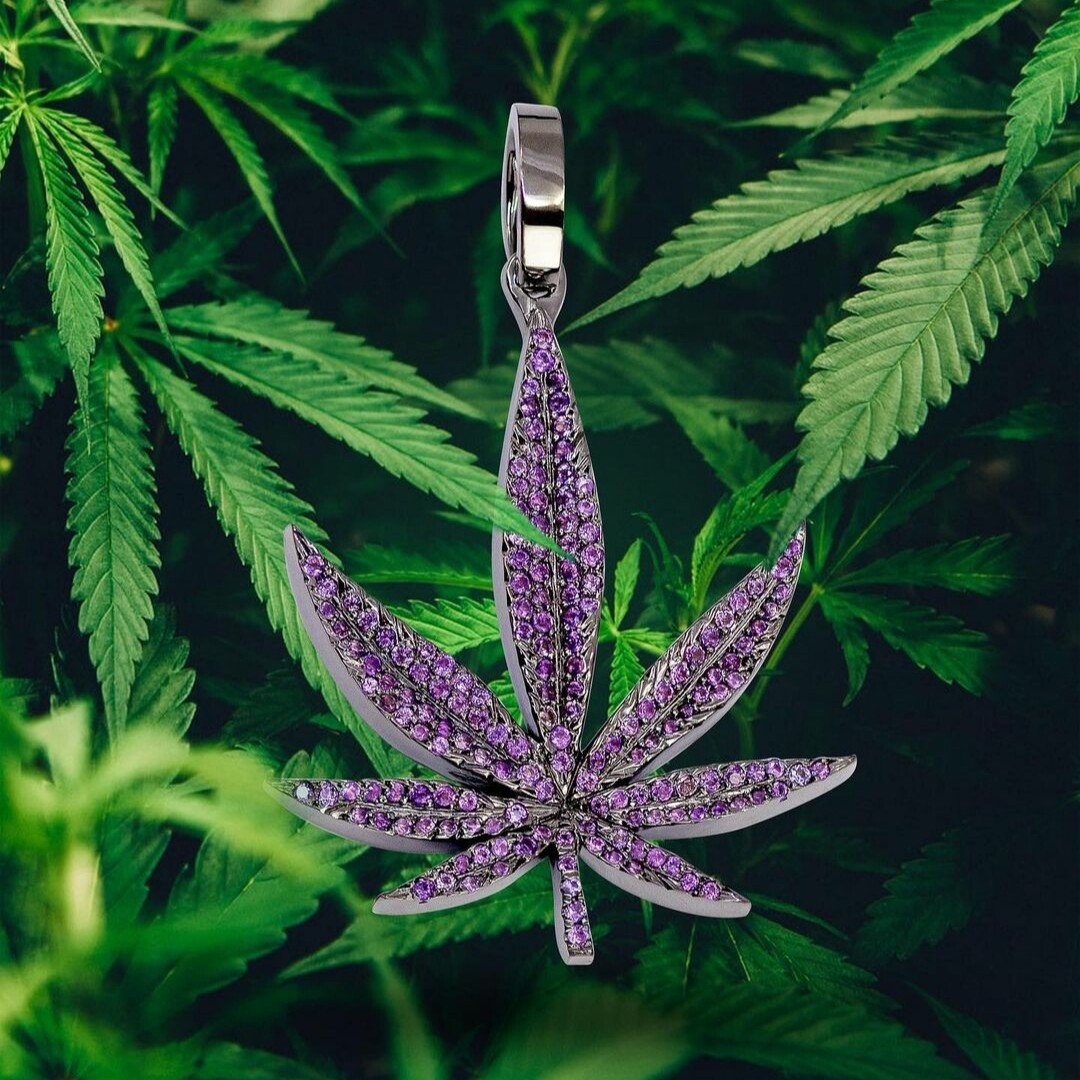 1 ct RD Cubic Zirconia mens Purple Amethyst Marijuana Leaf Pendant in Silver