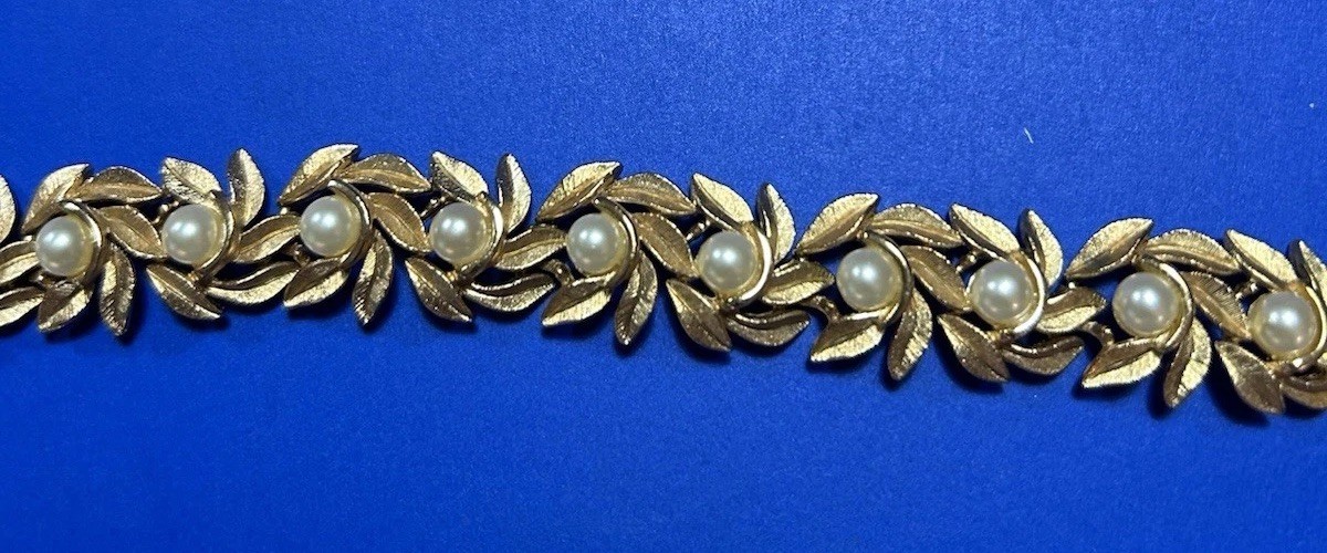 Vintage Avon Bracelet 1971 Evening Creation Gold-Tone Leaf Link Chain bracelet