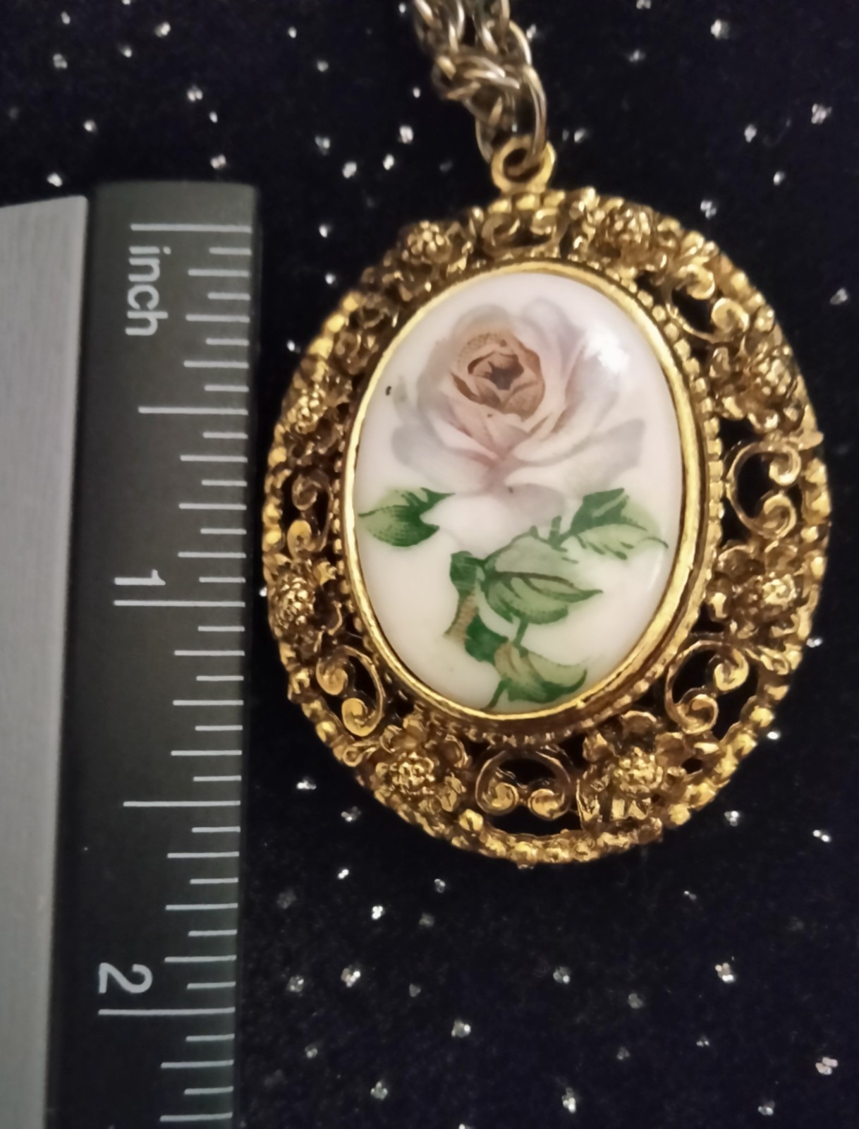 CAMEO NECKLACE PALE PINK ROSE, GOLD COLOR CHAIN APPROX. 24″ VICTORIAN, BEAUTIFUL