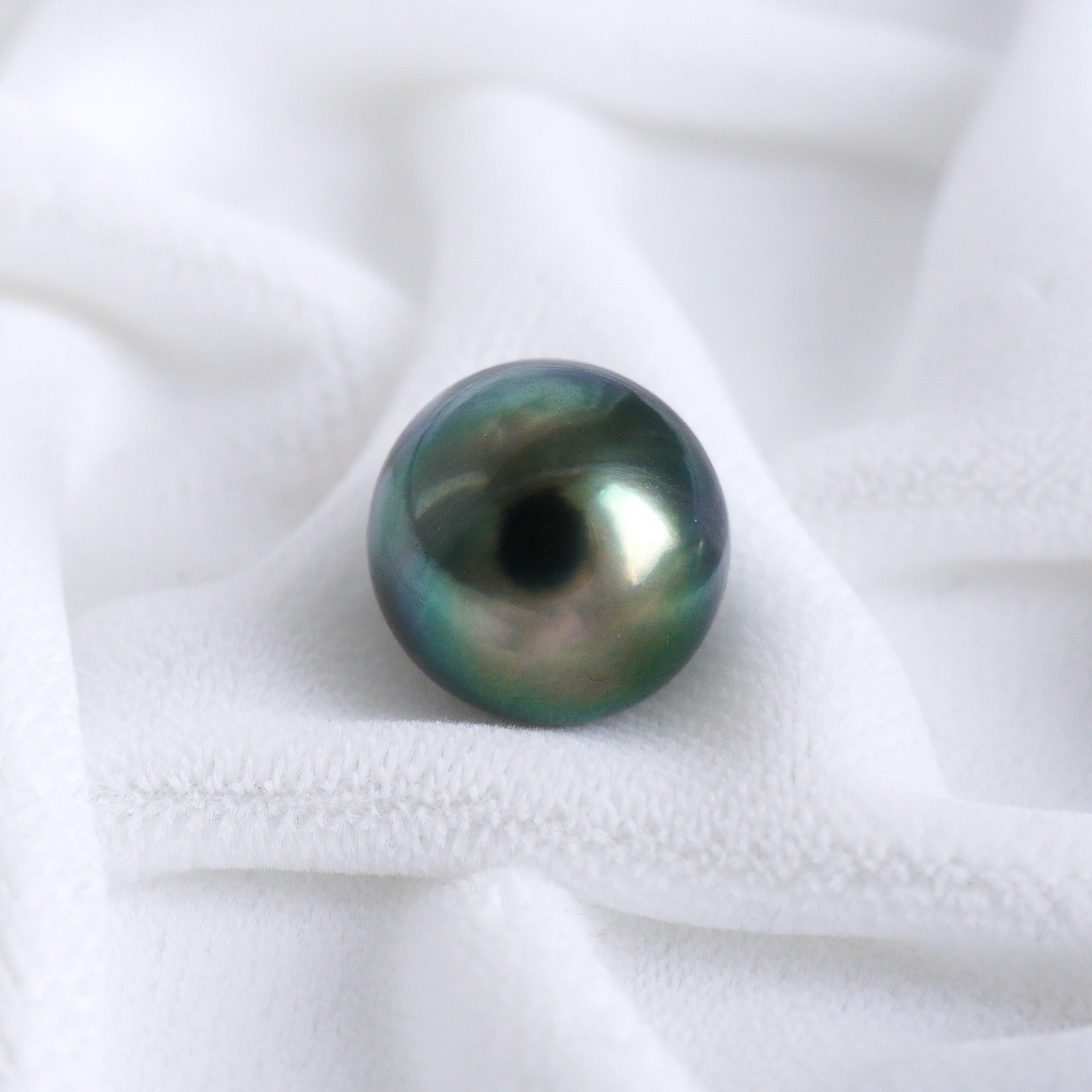 High Luster,11.6×11.9MM Peacock Tahitian Loose Pearl Undrilled,11.6 Carat