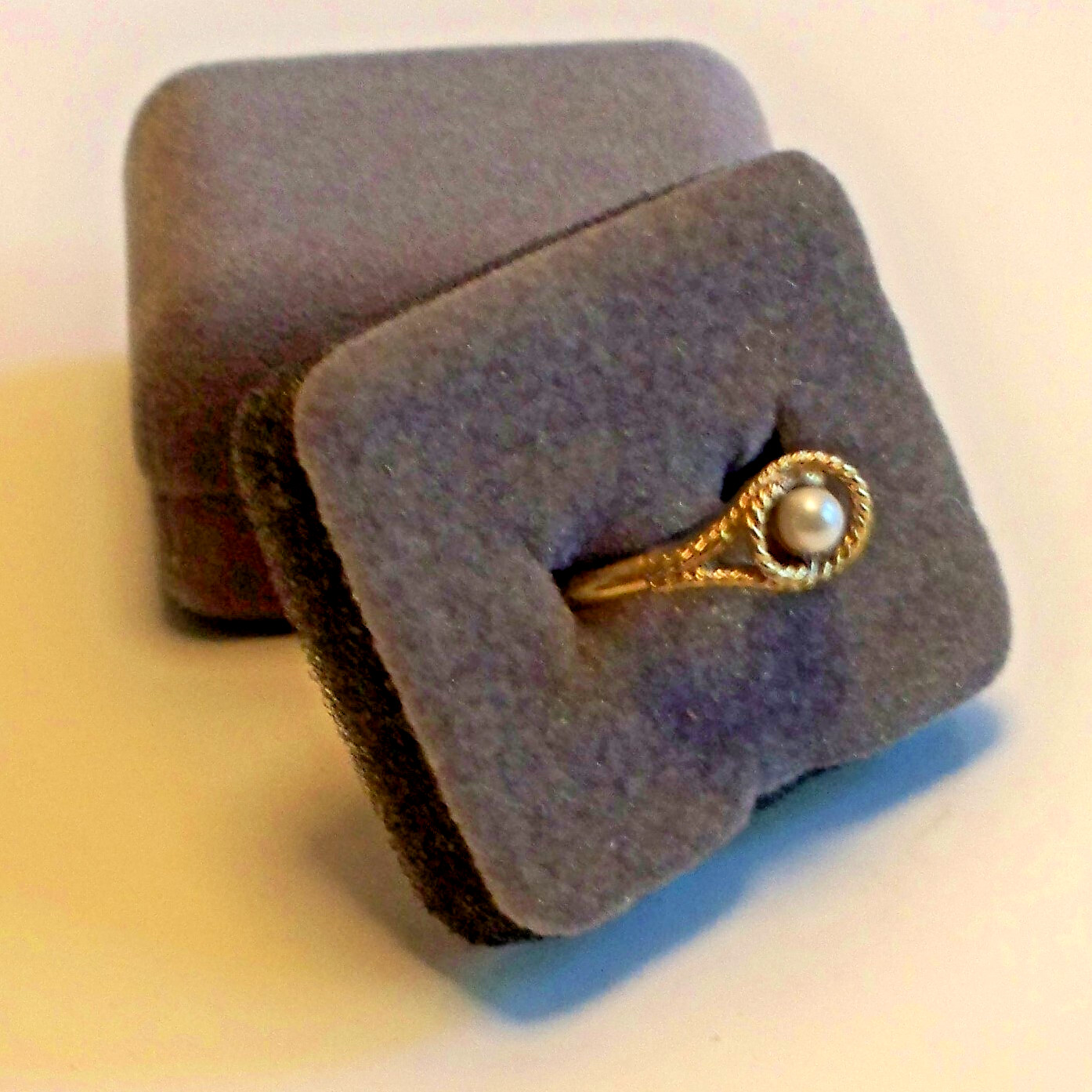 VTG AVON RING – GOLD TONE FAUX PEARL BRAIDED ROPE SIZE 7-9 ADJUSTABLE – B16