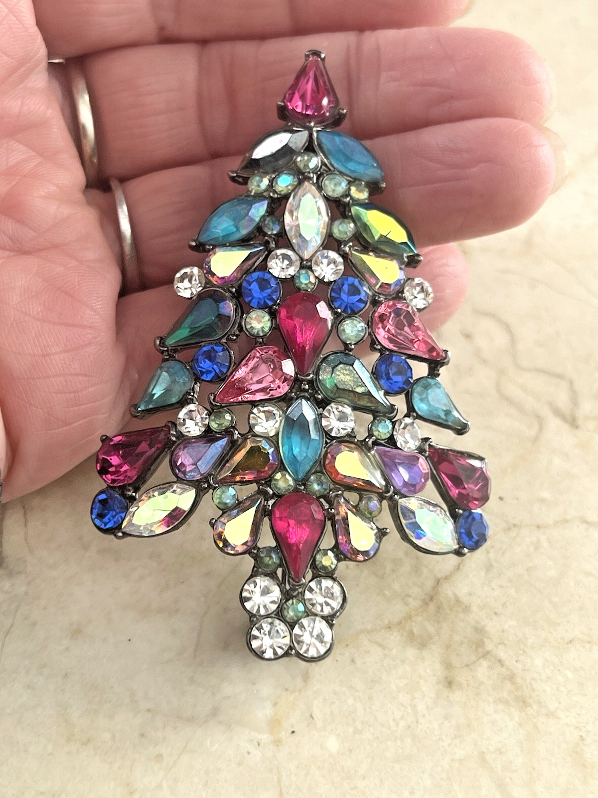 Vintage 2006 Avon Rhinestone Christmas Tree Collectible Brooch Pin