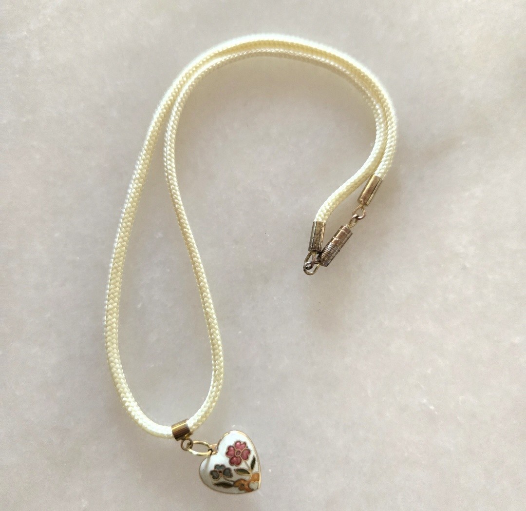 Vtg Cloisonné Painted Enamel Floral Heart Necklace, Cord, 17″, Cottage