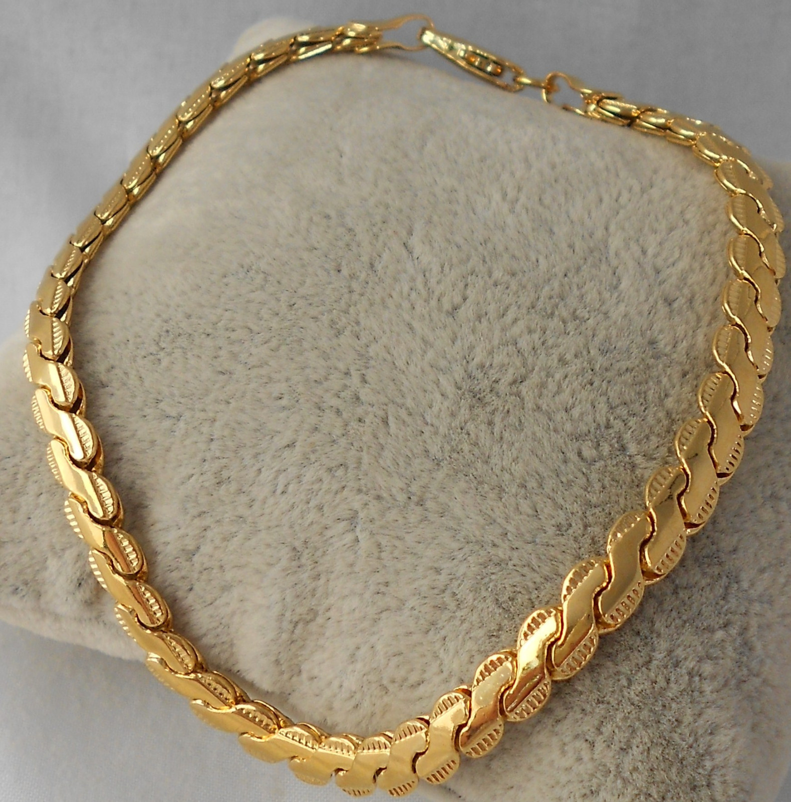Men’s 18k Gold layered 4mm HERRINGBONE Bracelet Size 8 1 /4 LY37