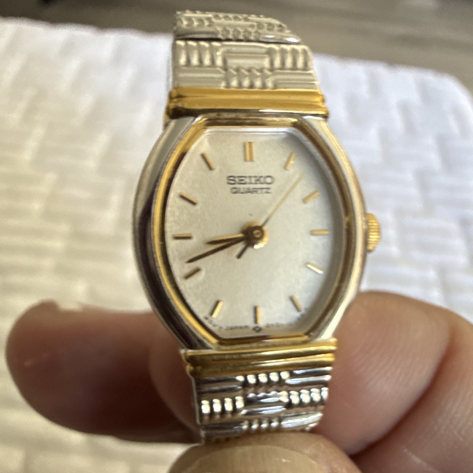 Seiko Quartz Vintage Women’s Oval Two-Tone Bracelet Watch White Dial