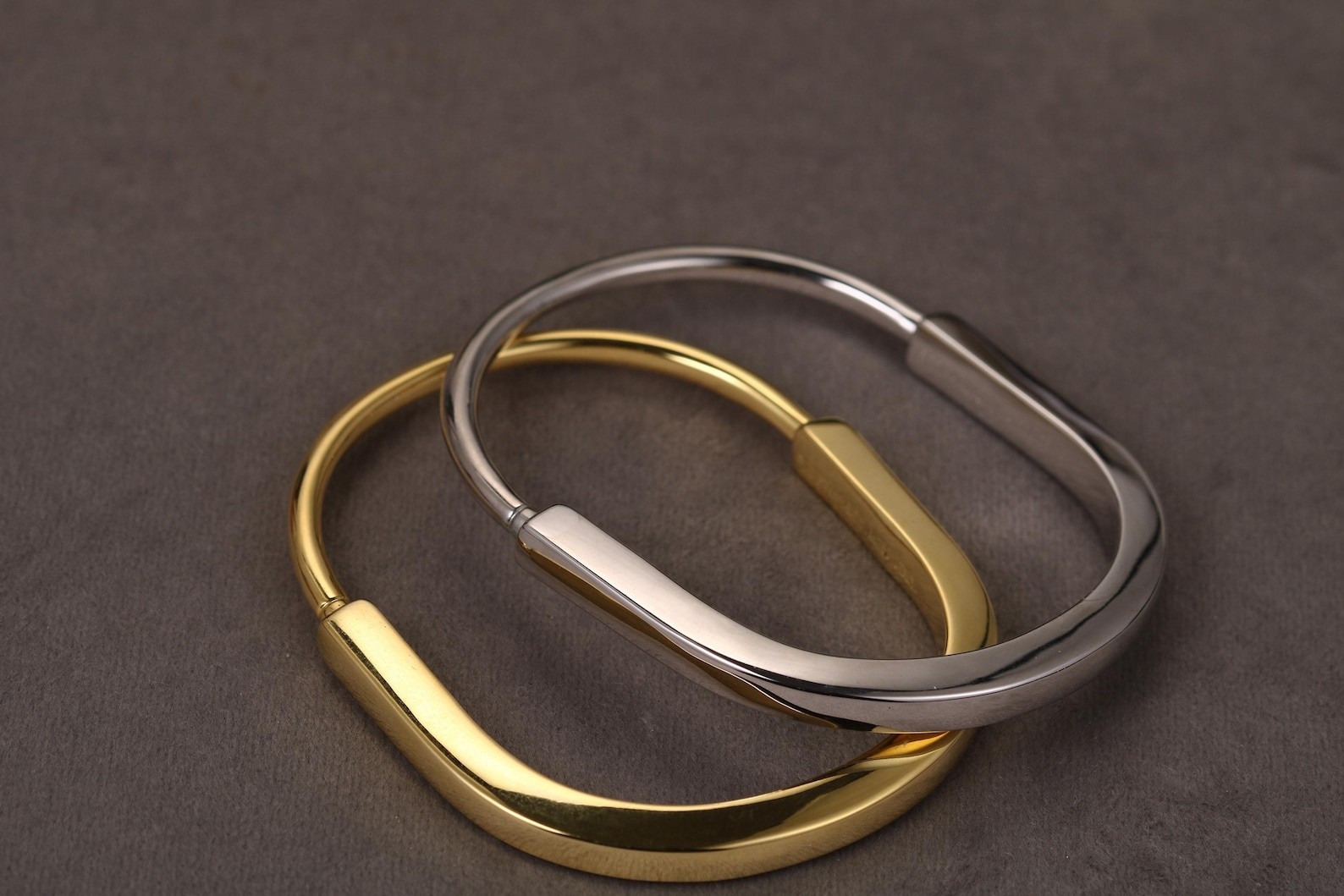 Hall Marked 18kt Solid Yellow Gold U-lock Bangle Bracelet Available In All Size