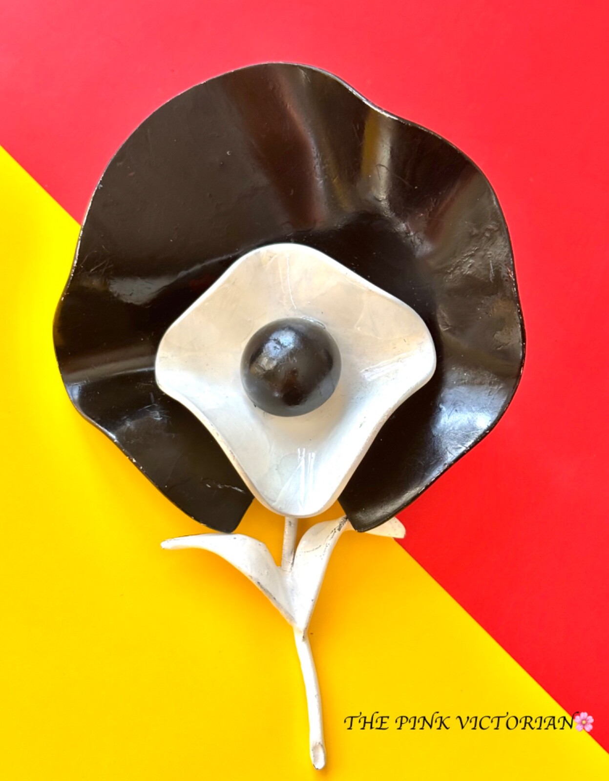 RARE EARLY 1960s POP ART MOD BLACK & WHITE FLOWER PIN,CHIC,RETRO FLOWER BROOCH