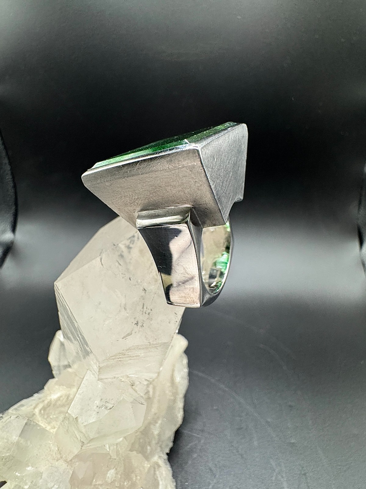 750 Tourmaline Ring in 18ct White Gold with Impressive Tourmaline