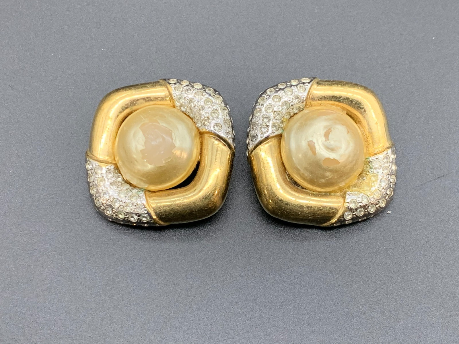 Vogue Bijoux Signed Gold Tone Clip-On Earrings Imitation Pearl (756)