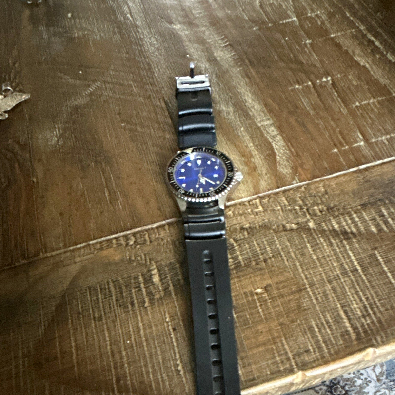 Luxury Diver Quartz Analog Watch Blue Dial Black Rubber Strap Date Bezel