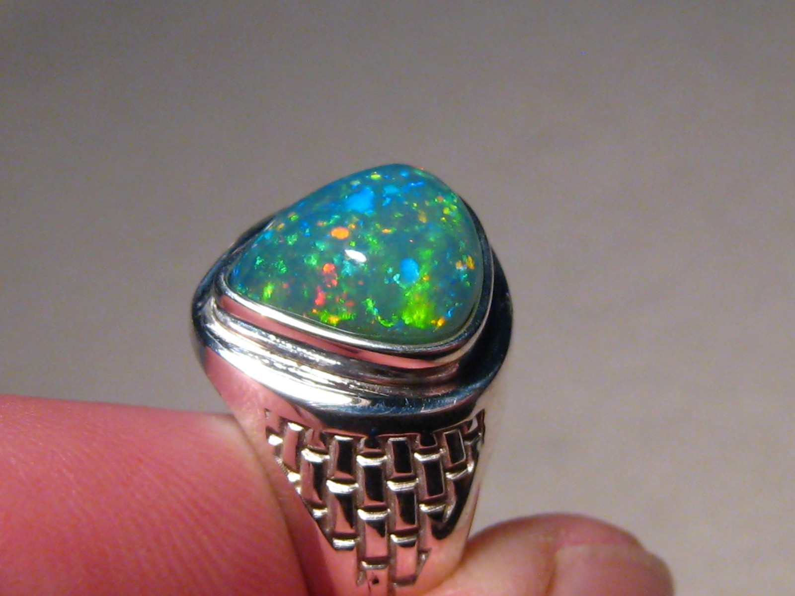 3.2 ct. Welo Opal Men’s Ring , 6.5 grams of Sterling Silver , Brightness 5+