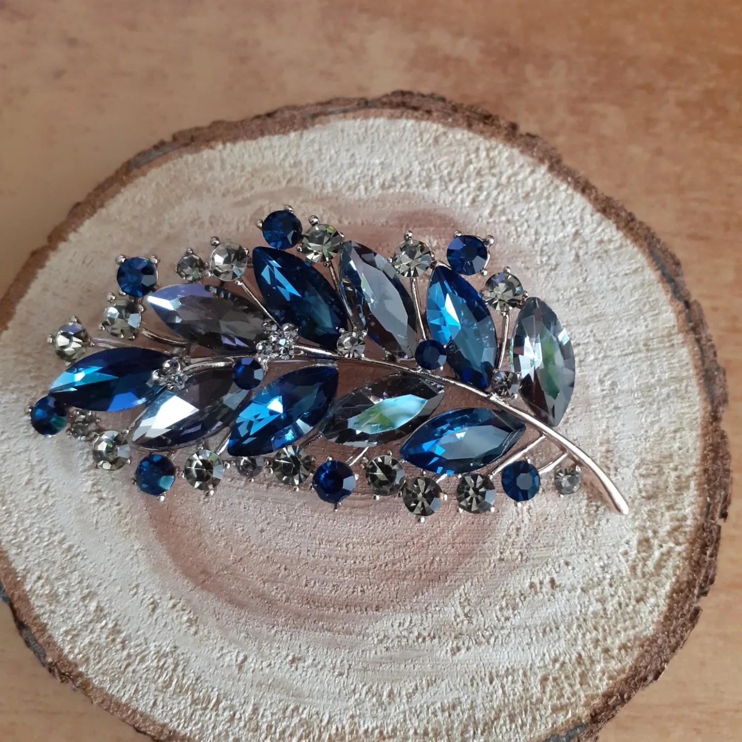 Rhinestone Feather Pins for Women Unisex Glass Hollow Feathers luxury Brooches 1