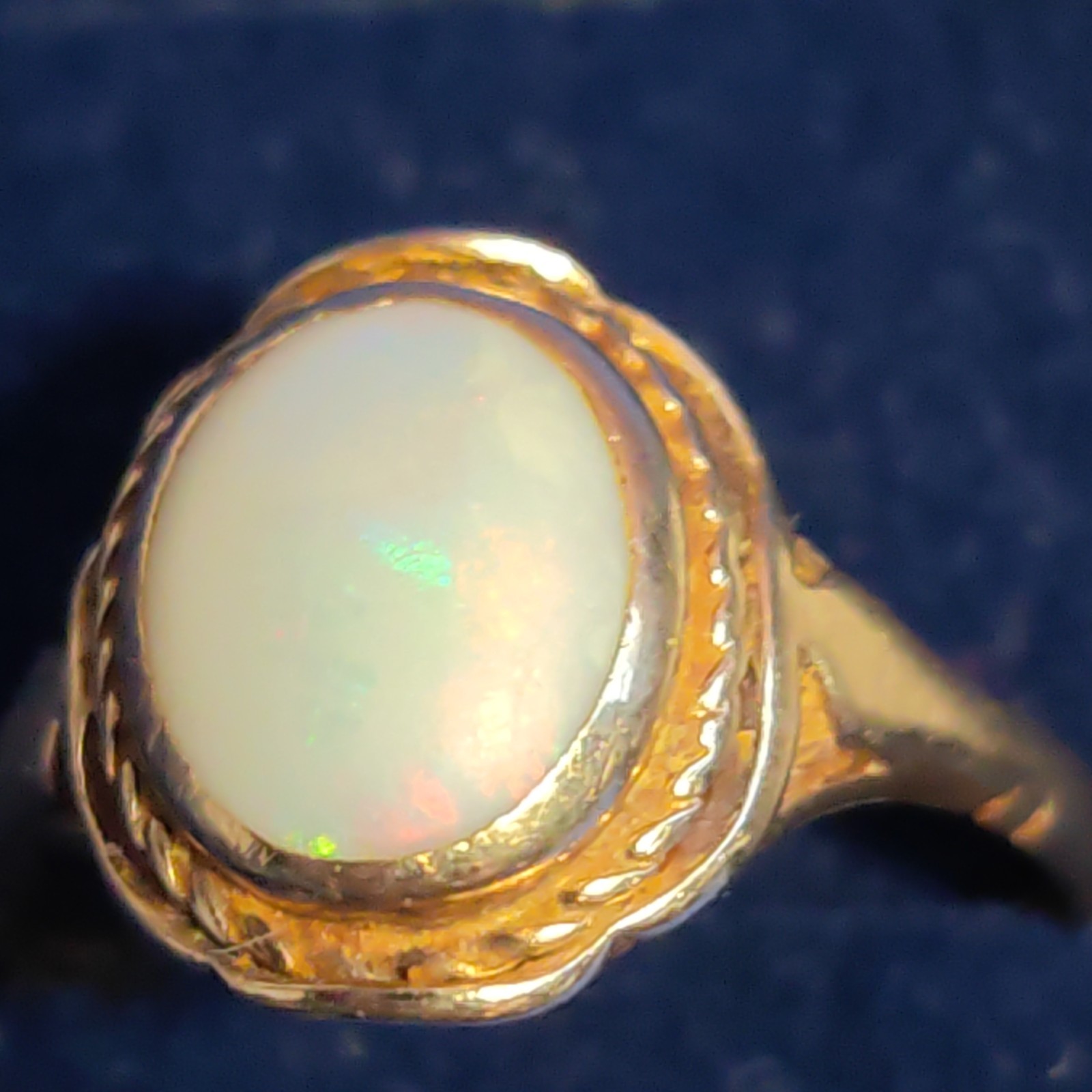 9ct Gold 375 Ring with Opal size N1/2 2.72g
