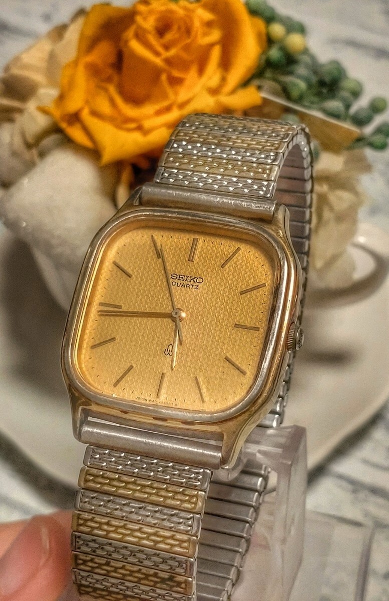 Working SEIKO QUARTZ Chariot Men’s Watch Gold Silver Combination Color Vintage