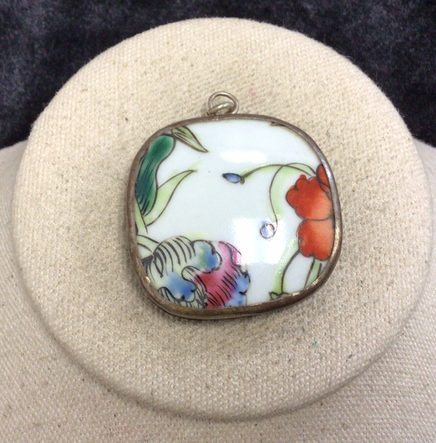 Antique Silver Plated Frame White Glass Floral Stone Pendant Q942