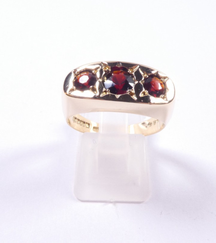 Ring 9 carat yellow gold size R 1/2 Three stone Gypsy style 3.8 grams very good