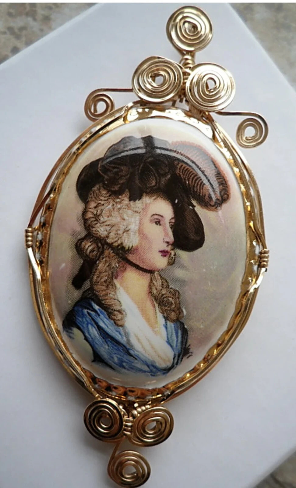 14kgf 1900 LADY ELEANOR FINE BONE CHINA ENGLAND PENDANT FOR NECKLACE;3.25 X1 5/8