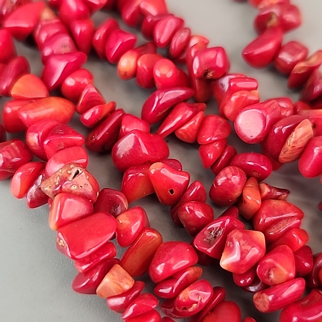 Coral Beaded Necklace Three Layered Dyed Mother of Pearl Flower Pendant Red 18″