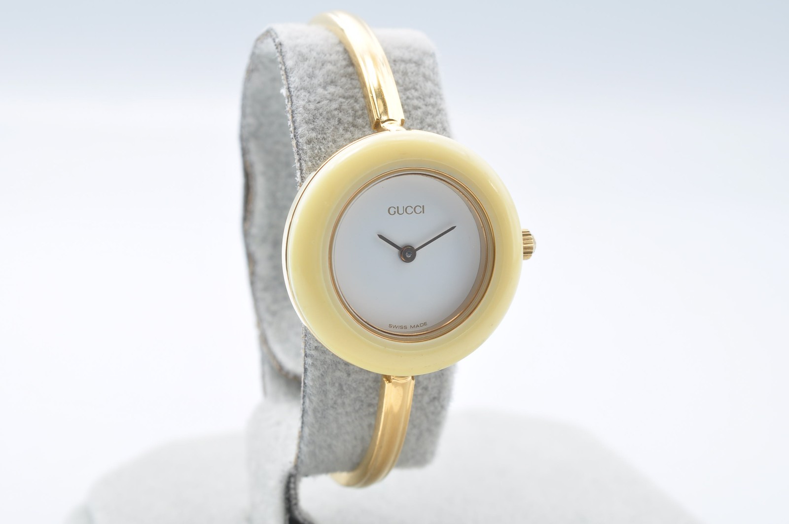 Gucci 11/12.2 Cream Bezel Quartz Watch Ladies Gold Tone Band Braselet w-1181