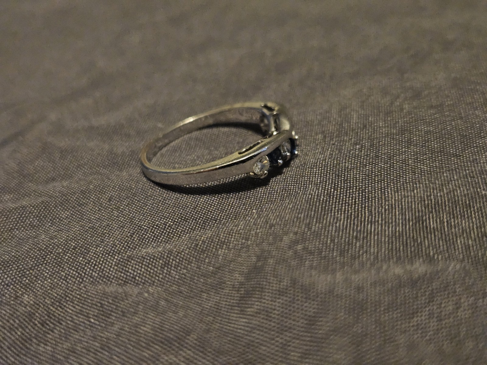 Wishbone Ring V-Shape Silver Tone Blue & White Stones Chevron Band Size 6.75