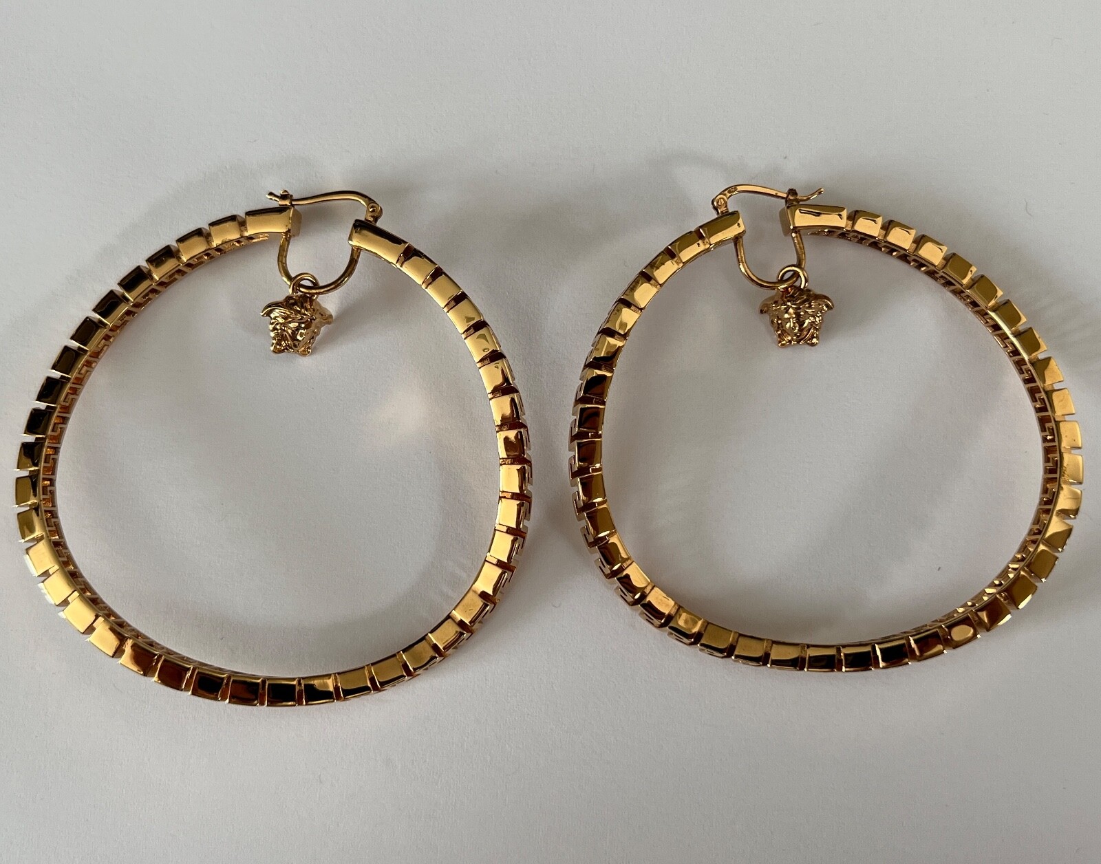 NIB Versace Medusa Logo Charm Greca Greek Key Gold Large Curved Hoop Earrings